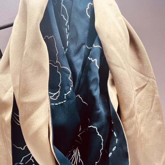 Elegant Vintage Black & Gold Silk Scarf – Adrienne Vittadini - Picture 10 of 14